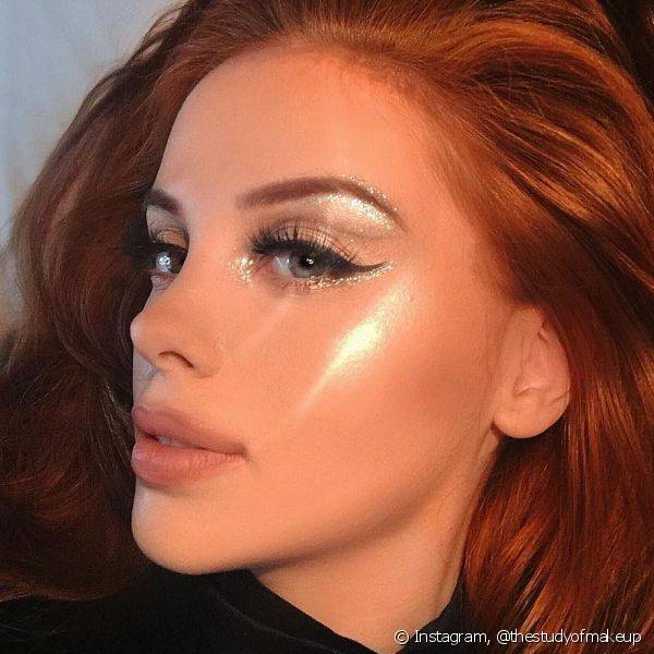 The Study of Makeup costuma aplicar o produto nas maçãs do rosto, que refletem melhor a luz, e debaixo e em cima das sobrancelhas(Foto: Instagram @thestudyofmakeup)